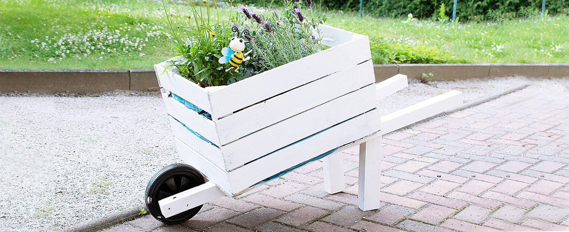 Header_Blumentopf-Schubkarre_CalistasTraum_1140x465_c-Janine.jpg
